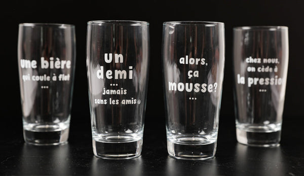 4 verres à bière une bière qui coule à flot