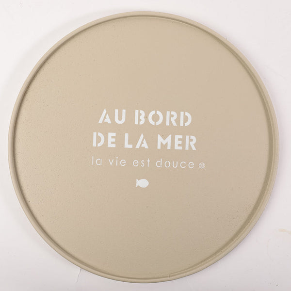 Plateau liège rond au bord de la mer