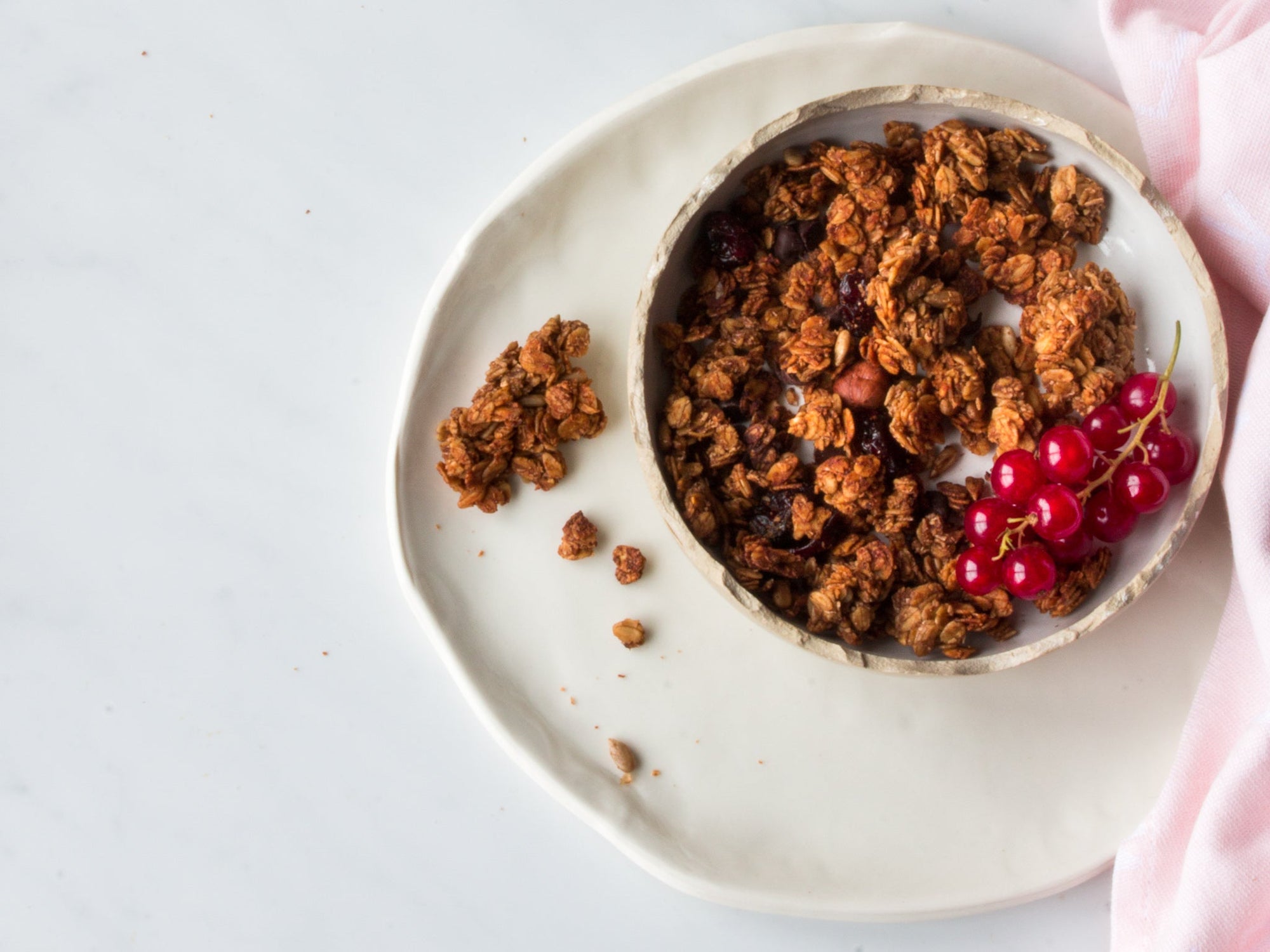 Bol de granola bio nümorning noisette chocolat, avec yaourt et groseilles pour le petit-déjeuner
