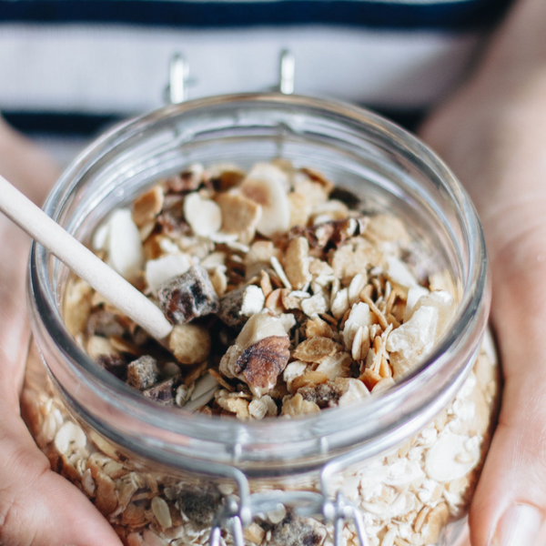 Bol de muesli bio et protéiné nümorning amande noisette pour le petit-déjeuner