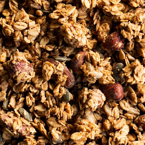 Gros plan sur le granola amande, noisette et cannelle L'original de nümorning
