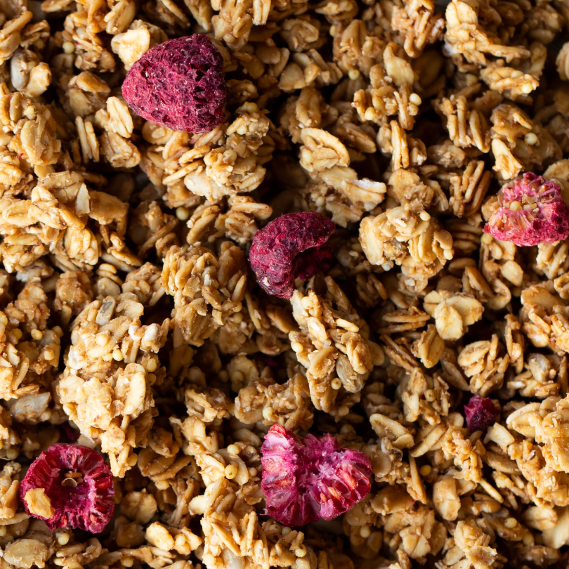 Gros plan sur le granola bio framboise et citron Lala Lemon, de nümorning