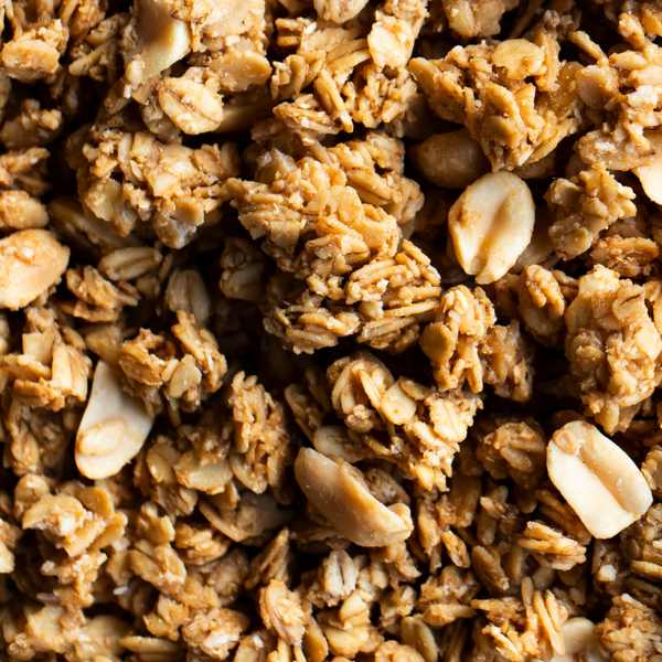 Gros plan sur le granola bio au beurre de cacahuète Super Nutty de nümorning